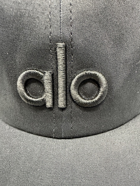 ALO Yoga NWT Black on Black Logo Off Duty Cap Style A0648U - Picture 5 of 13